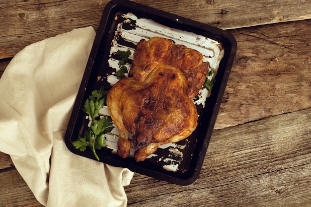 Poulet grillé sur plateau