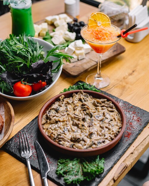 Poulet julienne champignons fromage crème vue latérale