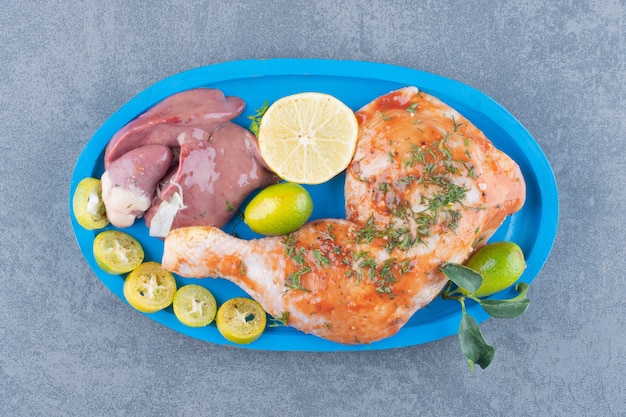 Photo gratuite poulet mariné et viande sur assiette bleue.