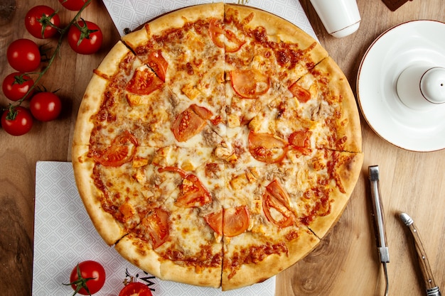 Poulet pizza tomate fromage vue de dessus
