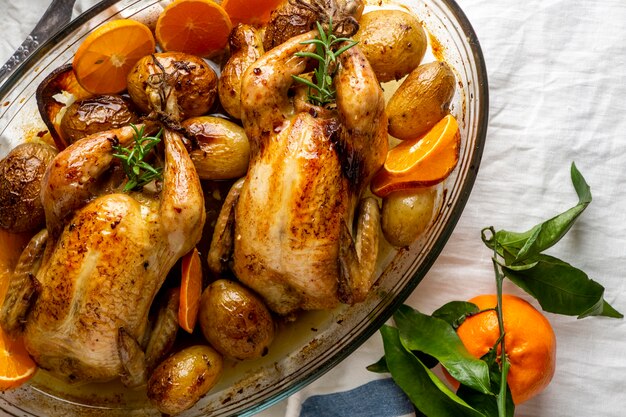 Poulet plat avec pommes de terre et orange