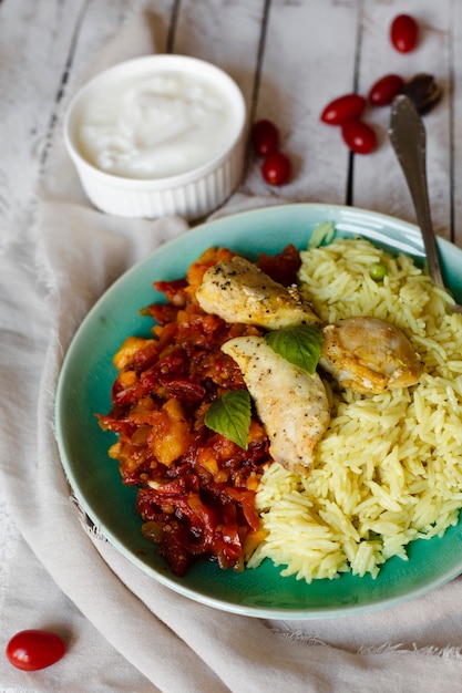 Poulet et riz indien vue de dessus