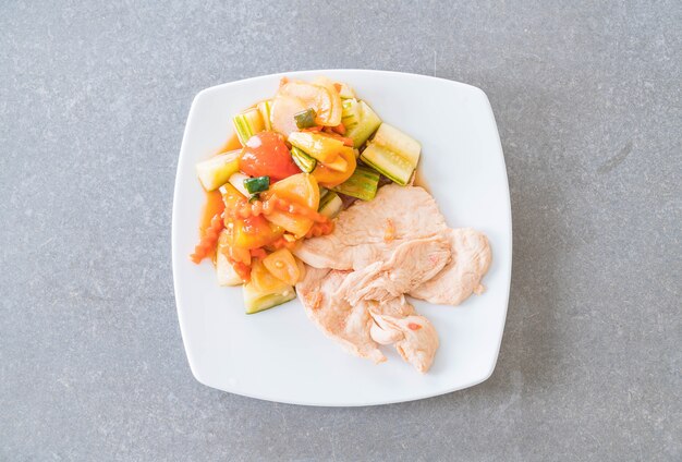 Poulet rôti aux légumes mélangés et salade sucrée