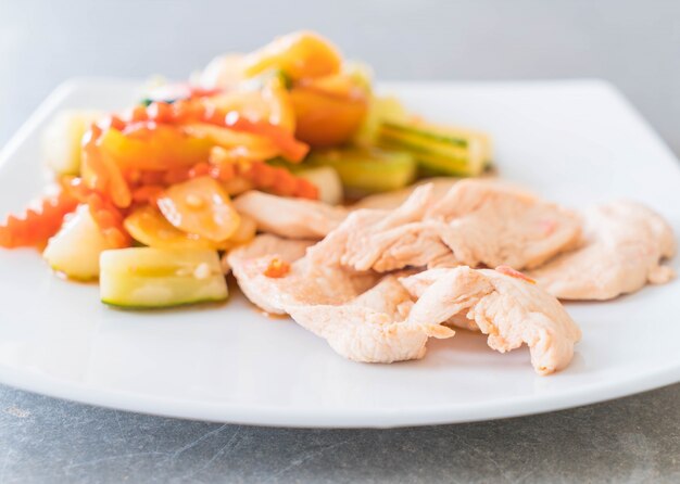 Poulet rôti aux légumes mélangés et salade sucrée