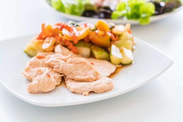 Poulet rôti aux légumes mélangés et salade sucrée