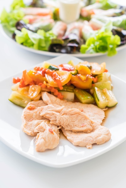 Poulet rôti aux légumes mélangés et salade sucrée