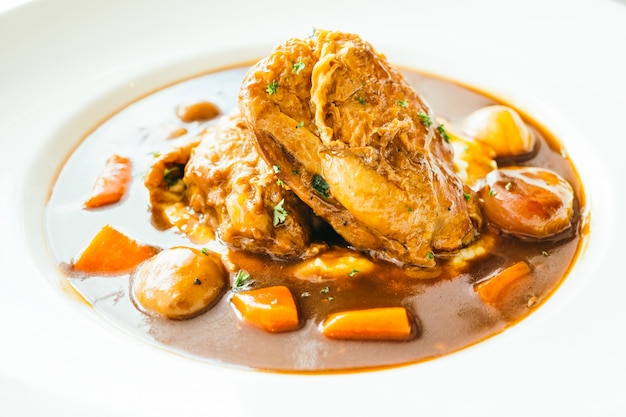 Poulet rôti avec sauce au vin rouge