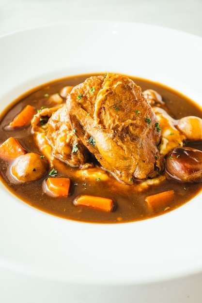 Poulet rôti avec sauce au vin rouge