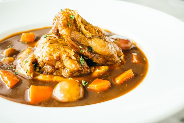 Poulet rôti à la sauce au vin rouge