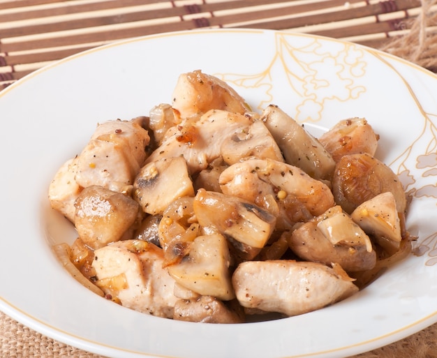 Photo gratuite poulet sauté aux champignons