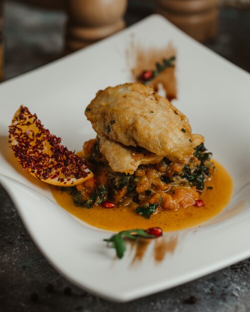 Poulet sauté avec pommes de terre dans un bouillon gras.