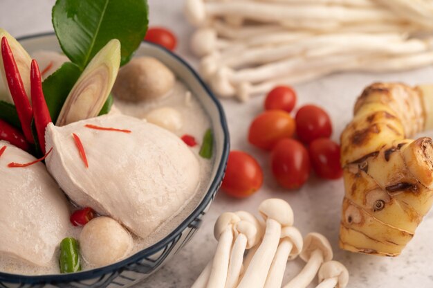 Poulet à la soupe de lait de coco, galanga, citronnelle et piment thaï.