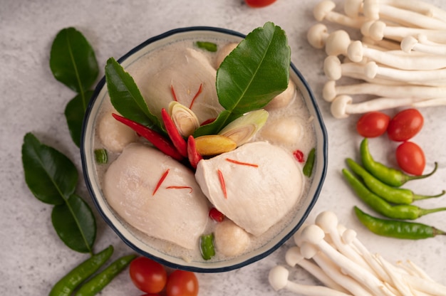 Poulet à la soupe de lait de coco, galanga, citronnelle et piment thaï.