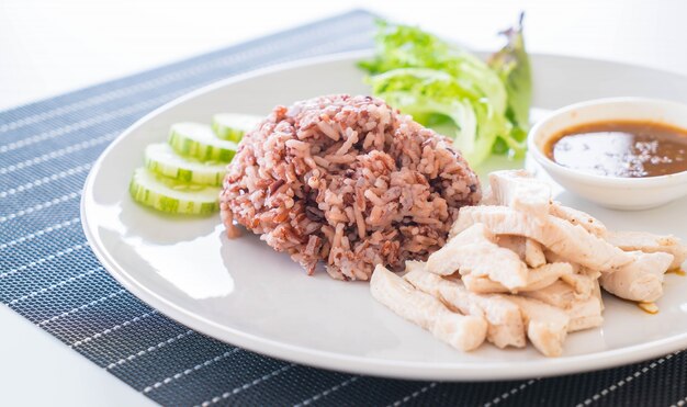 Poulet à la vapeur avec baies de riz