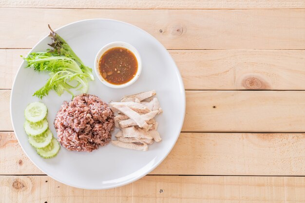 Poulet à la vapeur avec baies de riz