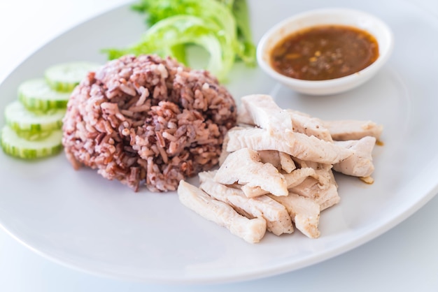 Poulet à la vapeur avec baies de riz