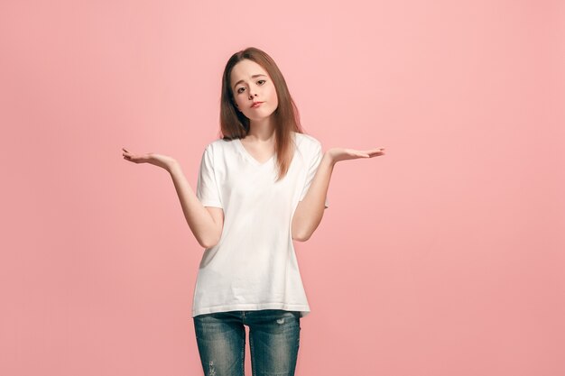 Pourquoi donc. Beau portrait de femme demi-longueur sur studio rose à la mode