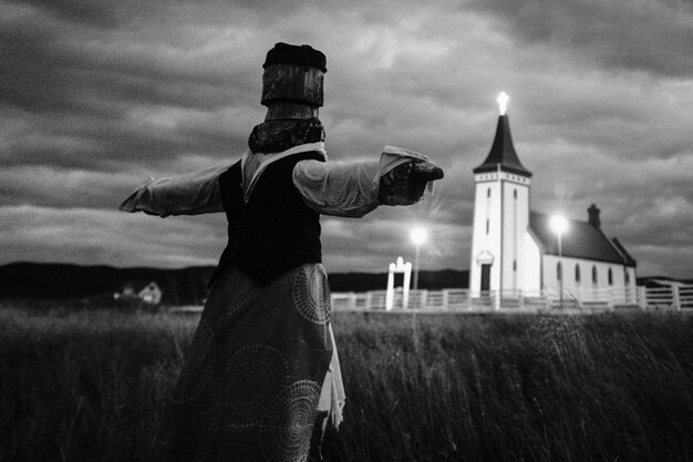 Épouvantail dans un champ en noir et blanc