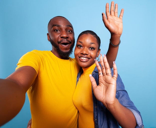 POV d'amoureux mignons agitant la caméra et prenant des photos en studio. Heureux homme et femme partageant une étreinte et exprimant de douces émotions. Couple amoureux montrant de l'affection et de la romance.