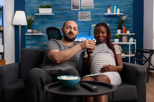 Pov d'un couple interracial avec une grossesse en train de regarder un film