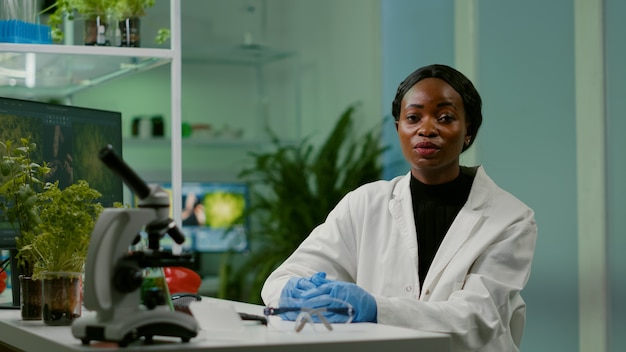 Photo gratuite pov d'une femme scientifique chimiste parlant des soins de santé en biotechnologie lors d'un appel vidéo en ligne