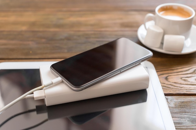 Powerbank chargeant un smartphone