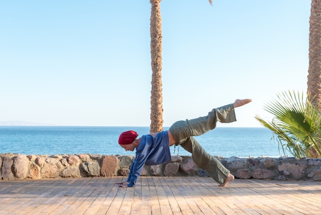 Photo gratuite pratique de yoga à la jetée