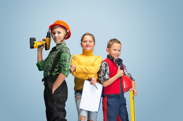 Premier pas. Enfants rêvant de profession d'ingénieur.