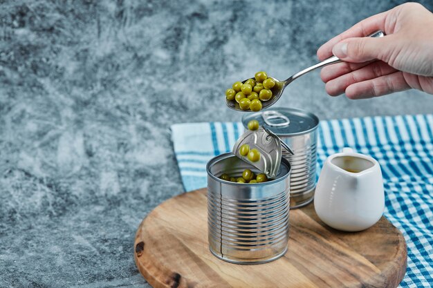 Prendre des haricots verts ouf d'une boîte métallique.