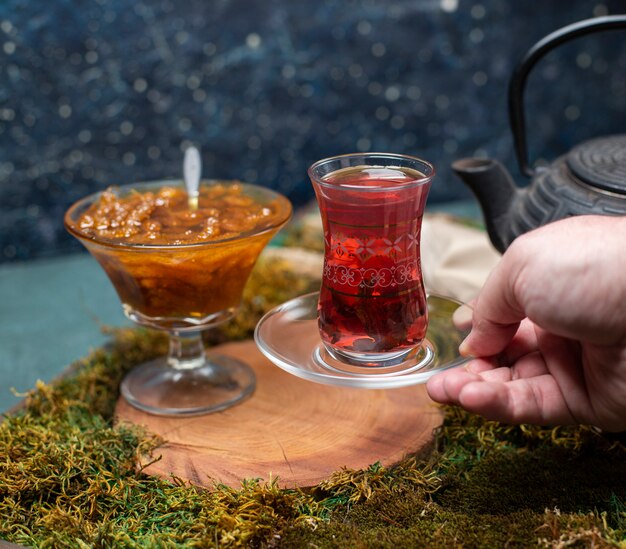 Prendre un verre de thé avec confiture