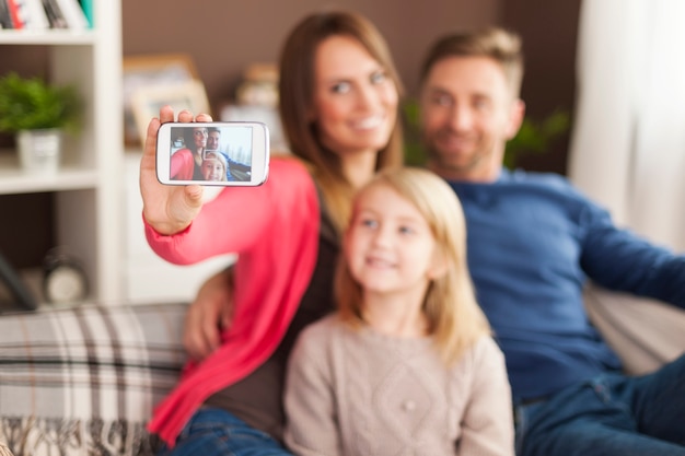 Prenons un selfie par téléphone portable