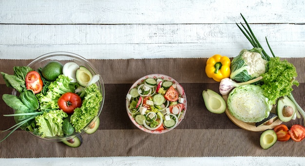 Préparation d'aliments sains à partir de produits biologiques sur la table