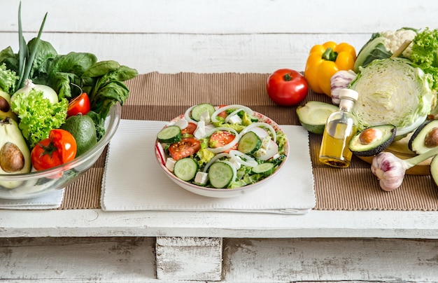 Photo gratuite préparation d'aliments sains à partir de produits biologiques sur la table