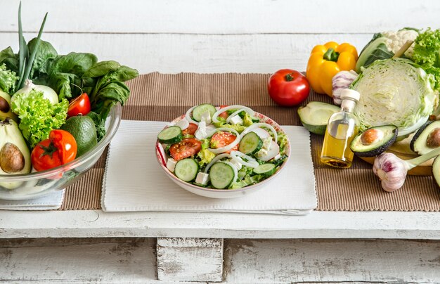 Préparation d'aliments sains à partir de produits biologiques sur la table