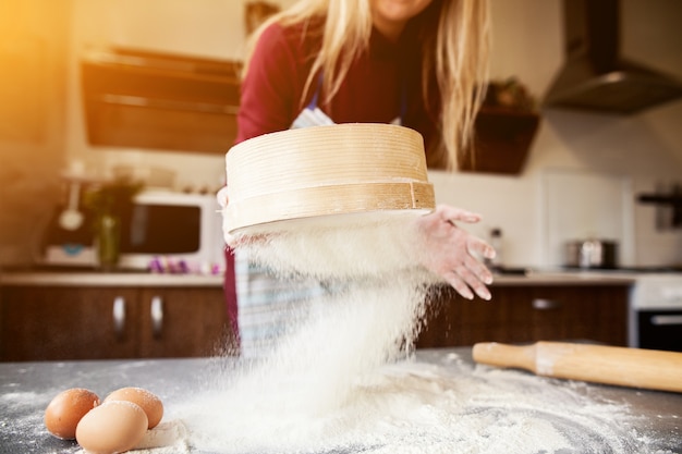 Préparation chef pâte pizza fond