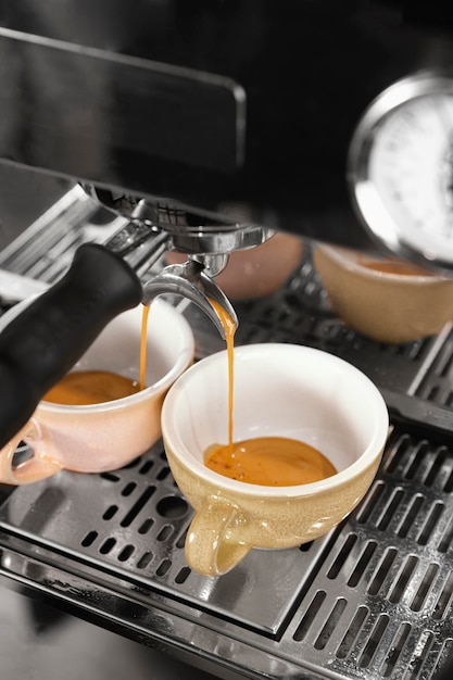 Préparation du café à angle élevé avec machine