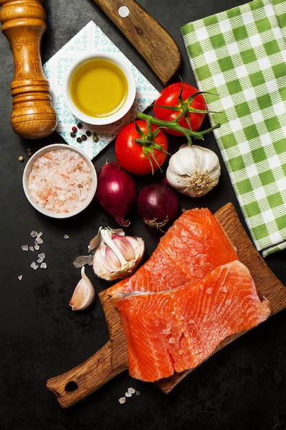 Photo gratuite préparation noir pâtes au saumon de l'alimentation