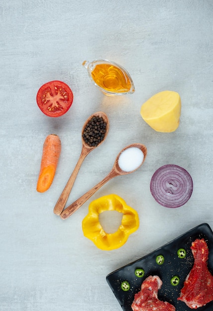 Préparation pour poulet avec de l'huile, des épices et des légumes