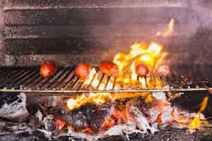 Photo gratuite préparation des saucisses sur la grille du barbecue