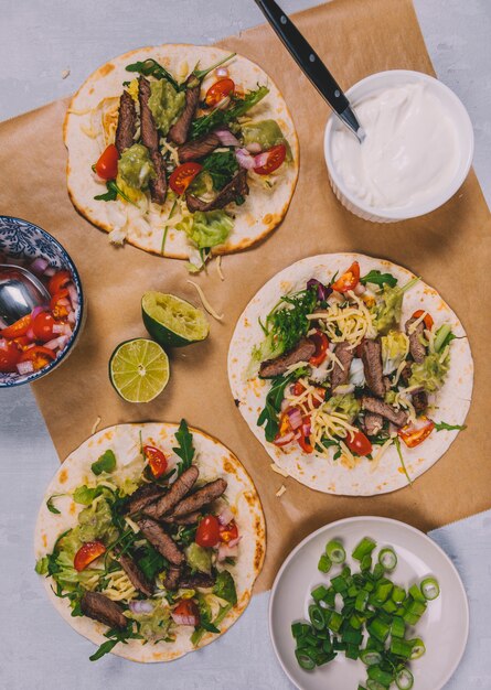 Photo gratuite préparation de tacos mexicains à la viande et aux légumes