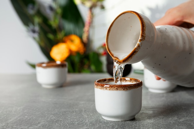 Photo gratuite préparer la boisson japonaise du saké