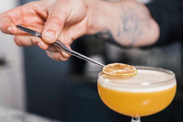 Préparer Un Cocktail Rafraîchissant Dans Un Bar