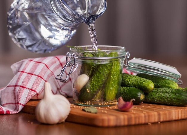 Préparer les concombres de cornichons dans la cuisine