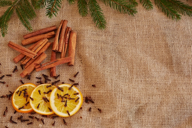 Photo gratuite préparer une décoration et de la nourriture de noël élégantes