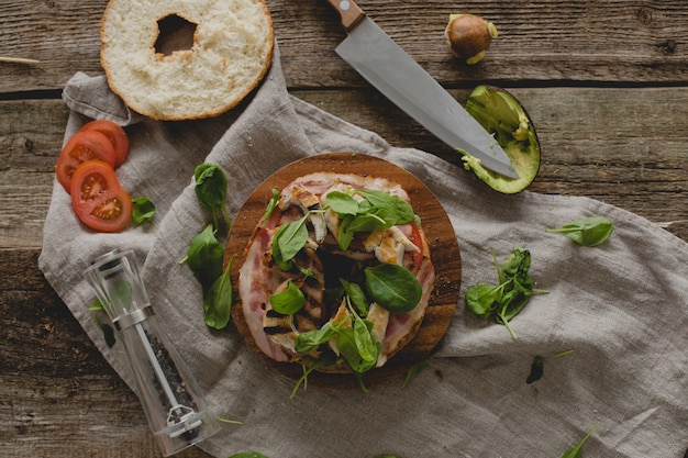 Préparer un sandwich au beignet