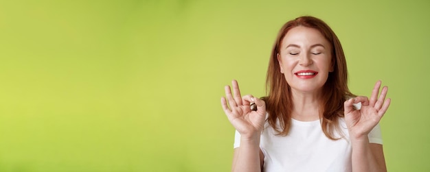 Photo gratuite près de la perfection gros plan paisible détendu rousse femme heureuse yeux fermés sourire pur enchanté