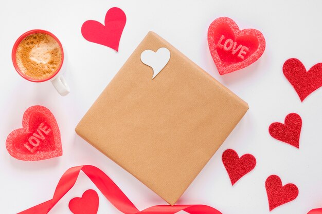 Présent avec café et coeurs pour la Saint-Valentin