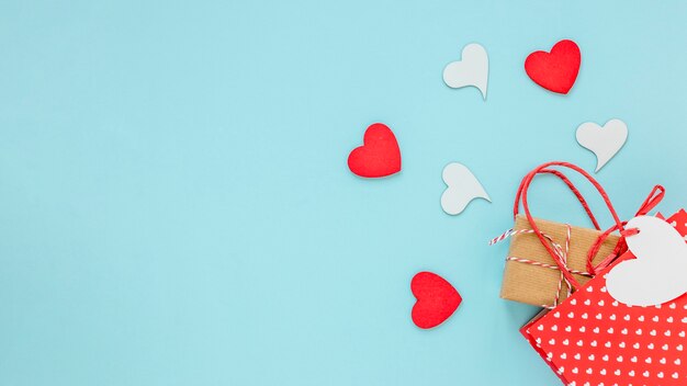 Présent dans un sac avec des coeurs pour la Saint-Valentin