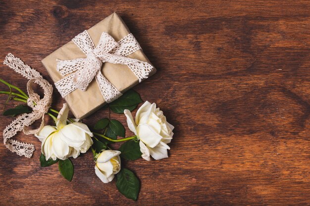 Présent à égalité avec napperon et bouquet de rose