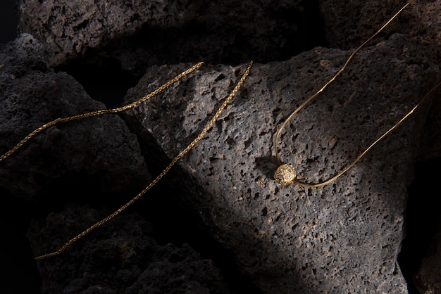 Présentation abstraite des bijoux de la chaîne en or